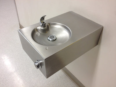 Wall-mounted water fountain 